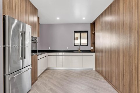 Apartment in El Portal, Florida 2 bedrooms № 2011496 - photo 6