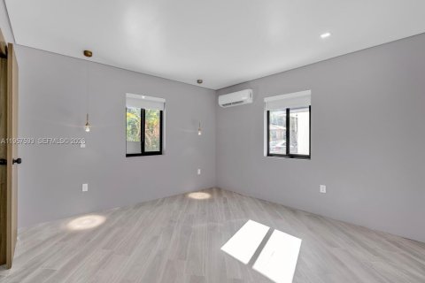 Apartment in El Portal, Florida 2 bedrooms № 2011496 - photo 9