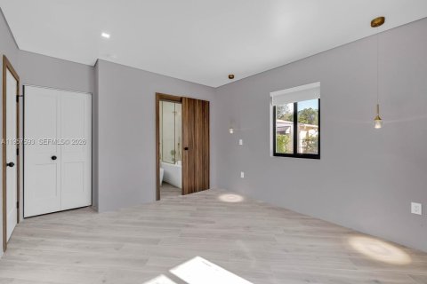 Apartment in El Portal, Florida 2 bedrooms № 2011496 - photo 10