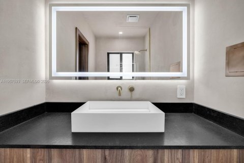 Apartment in El Portal, Florida 2 bedrooms № 2011496 - photo 12