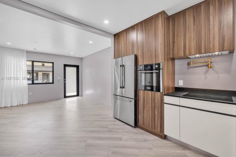 Apartment in El Portal, Florida 2 bedrooms № 2011496