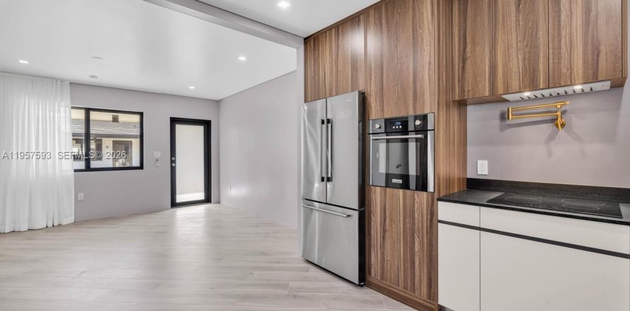 Apartment in El Portal, Florida 2 bedrooms № 2011496