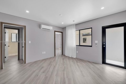 Apartment in El Portal, Florida 2 bedrooms № 2011496 - photo 5