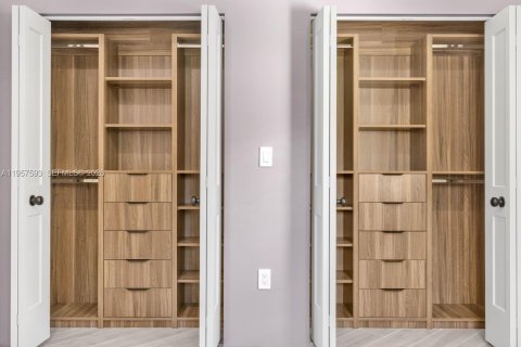 Apartment in El Portal, Florida 2 bedrooms № 2011496 - photo 18