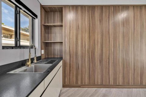 Apartment in El Portal, Florida 2 bedrooms № 2011496 - photo 8