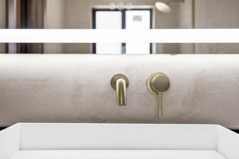 Apartment in El Portal, Florida 2 bedrooms № 2011496 - photo 13