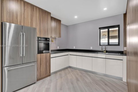 Apartment in El Portal, Florida 2 bedrooms № 2011496 - photo 7