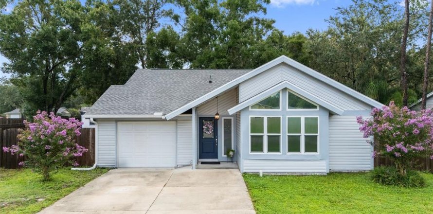 House in Land O' Lakes, Florida 3 bedrooms, 117.52 sq.m. № 1907831