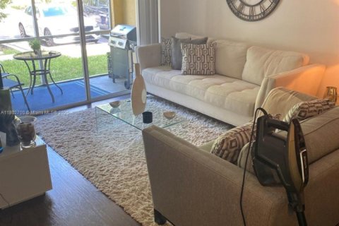 Condo in Sunrise, Florida, 2 bedrooms  № 1862161 - photo 1
