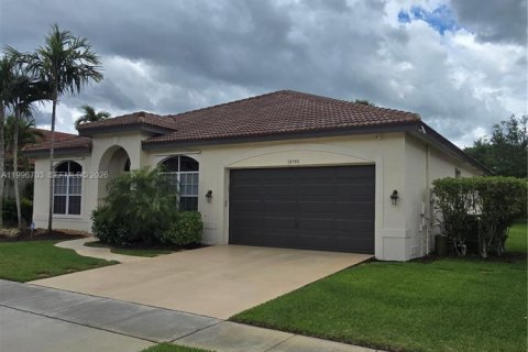 Villa ou maison à vendre à Pembroke Pines, Floride: 3 chambres, 200.11 m2 № 2059353 - photo 2