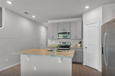Townhouse in Palm Springs, Florida 3 bedrooms, 141.68 sq.m. № 1887811 - photo 15