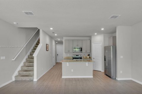 Townhouse in Palm Springs, Florida 3 bedrooms, 141.68 sq.m. № 1887811 - photo 11