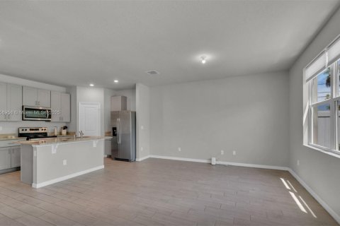 Townhouse in Palm Springs, Florida 3 bedrooms, 141.68 sq.m. № 1887811 - photo 18