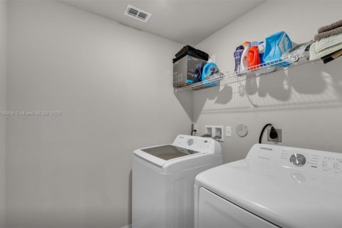 Townhouse in Palm Springs, Florida 3 bedrooms, 141.68 sq.m. № 1887811 - photo 28