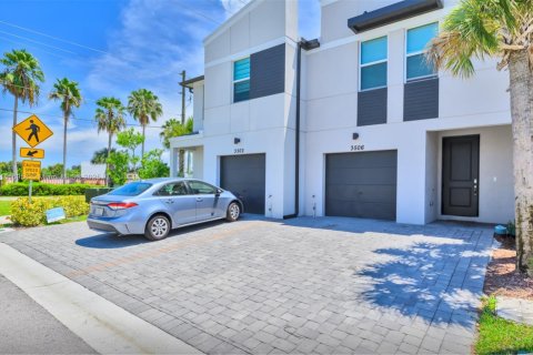 Townhouse in Palm Springs, Florida 3 bedrooms, 141.68 sq.m. № 1887811 - photo 5