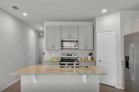 Townhouse in Palm Springs, Florida 3 bedrooms, 141.68 sq.m. № 1887811 - photo 14