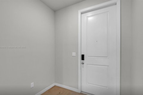 Townhouse in Palm Springs, Florida 3 bedrooms, 141.68 sq.m. № 1887811 - photo 9