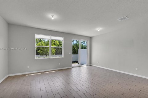 Townhouse in Palm Springs, Florida 3 bedrooms, 141.68 sq.m. № 1887811 - photo 24