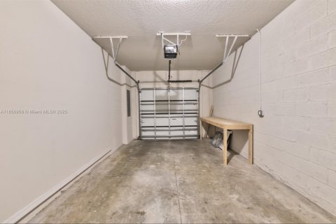 Townhouse in Palm Springs, Florida 3 bedrooms, 141.68 sq.m. № 1887811 - photo 8