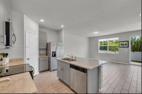 Townhouse in Palm Springs, Florida 3 bedrooms, 141.68 sq.m. № 1887811 - photo 13