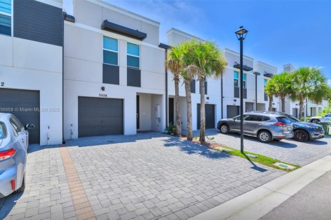 Townhouse in Palm Springs, Florida 3 bedrooms, 141.68 sq.m. № 1887811 - photo 3