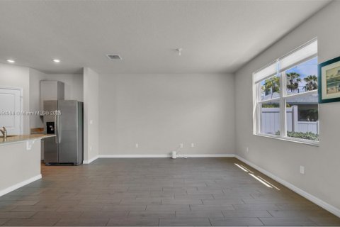 Townhouse in Palm Springs, Florida 3 bedrooms, 141.68 sq.m. № 1887811 - photo 25