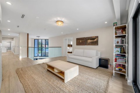 Купить виллу или дом в Дорал, Флорида 5 спален, 614.46м2, № 2046841 - фото 21