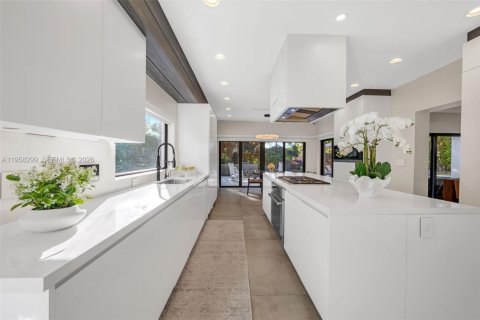 Купить виллу или дом в Дорал, Флорида 5 спален, 614.46м2, № 2046841 - фото 15