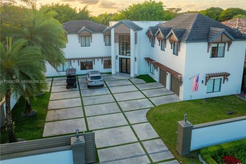Дом в Дорал, Флорида 5 спален, 614.46м2 № 2046841
