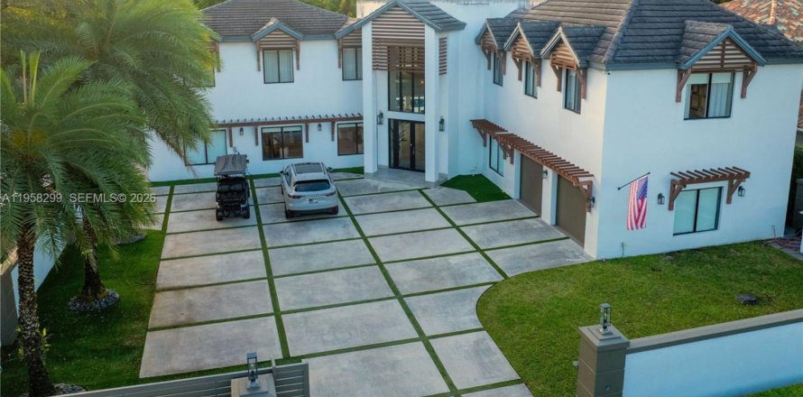 Дом в Дорал, Флорида 5 спален, 614.46м2 № 2046841