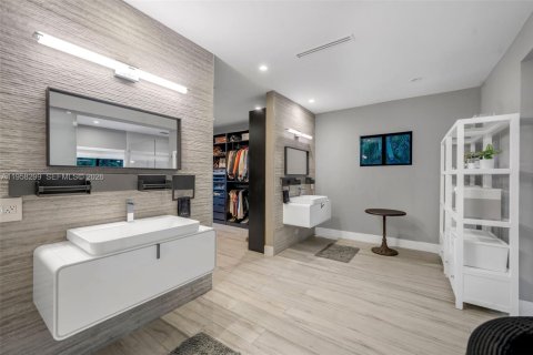 Купить виллу или дом в Дорал, Флорида 5 спален, 614.46м2, № 2046841 - фото 25