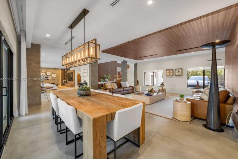 Купить виллу или дом в Дорал, Флорида 5 спален, 614.46м2, № 2046841 - фото 10