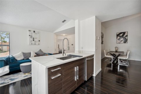 Condo in Orlando, Florida, 2 bedrooms № 2285322 - photo 8