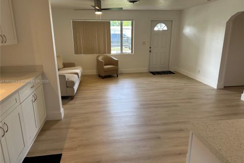 House in Riviera Beach, Florida 3 bedrooms, 96.8 sq.m. № 1938259 - photo 15