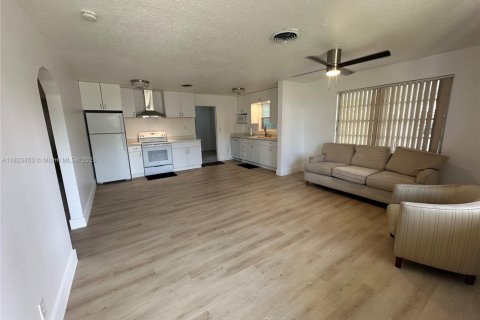 Casa en alquiler en Riviera Beach, Florida, 3 dormitorios, 96.8 m2 № 1938259 - foto 9