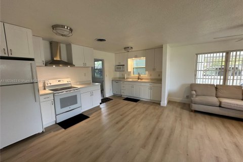 House in Riviera Beach, Florida 3 bedrooms, 96.8 sq.m. № 1938259 - photo 1