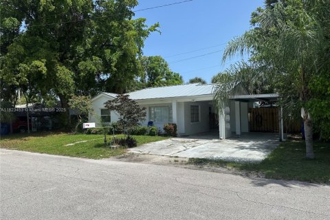House in Riviera Beach, Florida 3 bedrooms, 96.8 sq.m. № 1938259 - photo 3