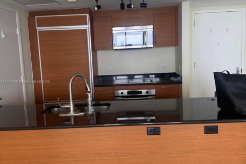 Condo in Miami, Florida, 2 bedrooms  № 1959300 - photo 3