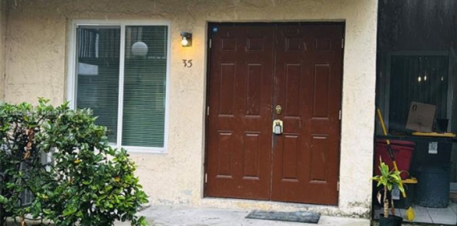 Townhouse in Margate, Florida 2 bedrooms, 107.4 sq.m. № 1739152