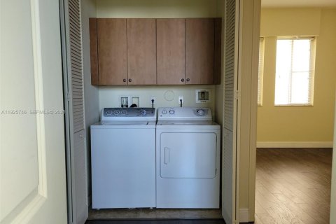 Condo in Sunrise, Florida, 3 bedrooms  № 2035189 - photo 12