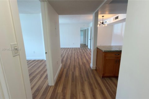 Copropriété à louer à Miami, Floride: 2 chambres, 85.19 m2 № 2264835 - photo 10