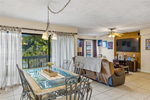 Condo in Miami, Florida, 3 bedrooms  № 2109700 - photo 10