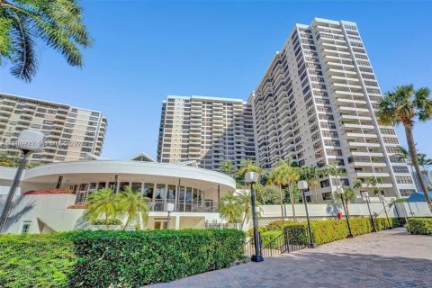 Copropriété à louer à Hallandale Beach, Floride: 2 chambres, 146.79 m2 № 2057432 - photo 1