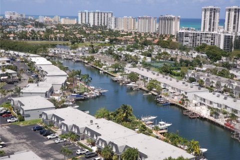 Copropriété à louer à Hallandale Beach, Floride: 2 chambres, 146.79 m2 № 2057432 - photo 3