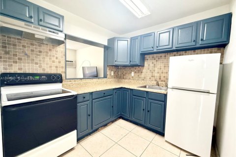 House in Hollywood, Florida 1 bedroom, 214.79 sq.m. № 1950371 - photo 3