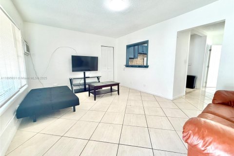 House in Hollywood, Florida 1 bedroom, 214.79 sq.m. № 1950371 - photo 2
