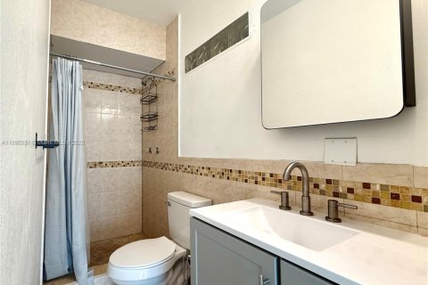 House in Hollywood, Florida 1 bedroom, 214.79 sq.m. № 1950371 - photo 4