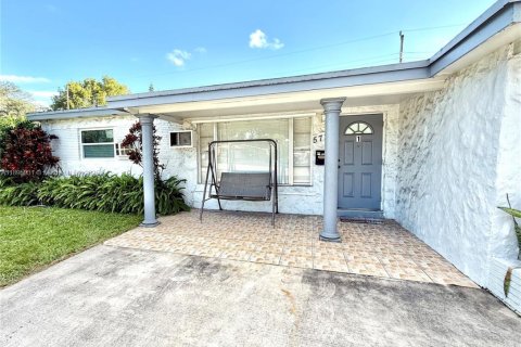 House in Hollywood, Florida 1 bedroom, 214.79 sq.m. № 1950371 - photo 1