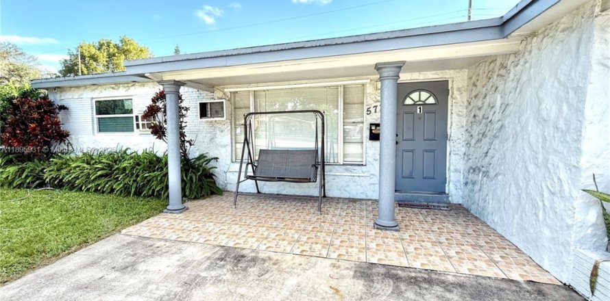 House in Hollywood, Florida 1 bedroom, 214.79 sq.m. № 1950371