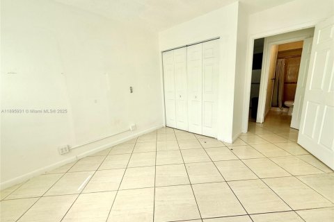 House in Hollywood, Florida 1 bedroom, 214.79 sq.m. № 1950371 - photo 6